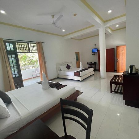 Hotel Sobana Lake Front Udawalawe Kültér fotó