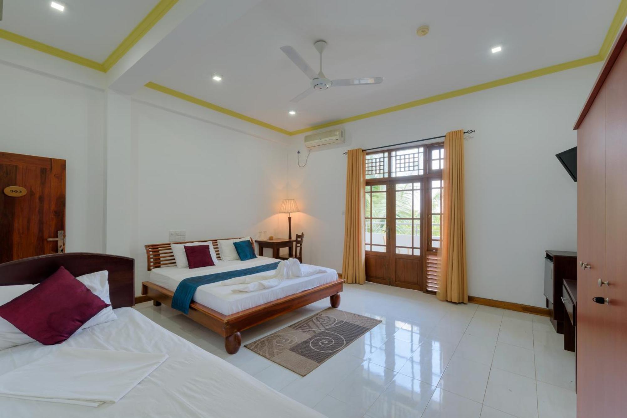 Hotel Sobana Lake Front Udawalawe Kültér fotó
