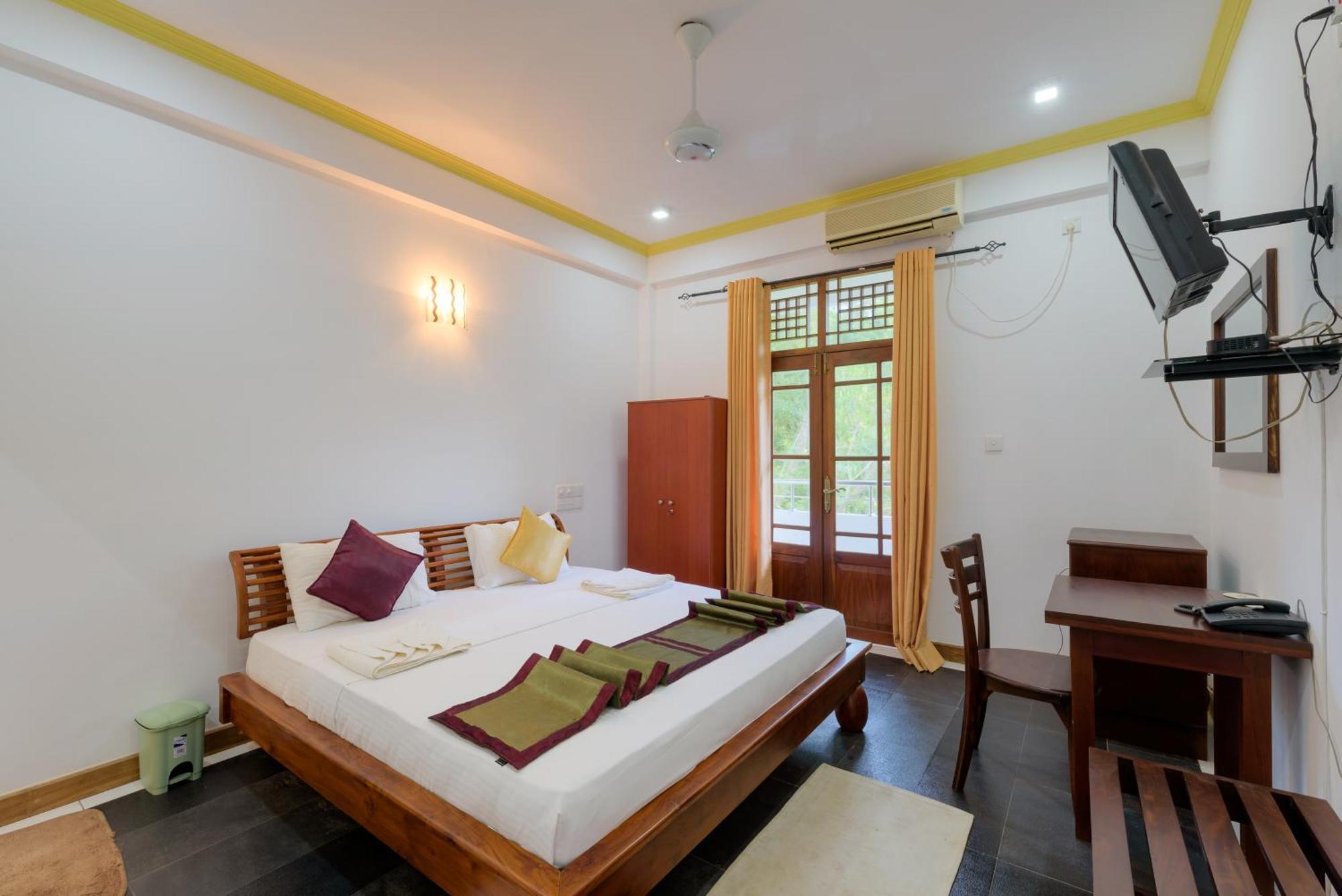 Hotel Sobana Lake Front Udawalawe Kültér fotó