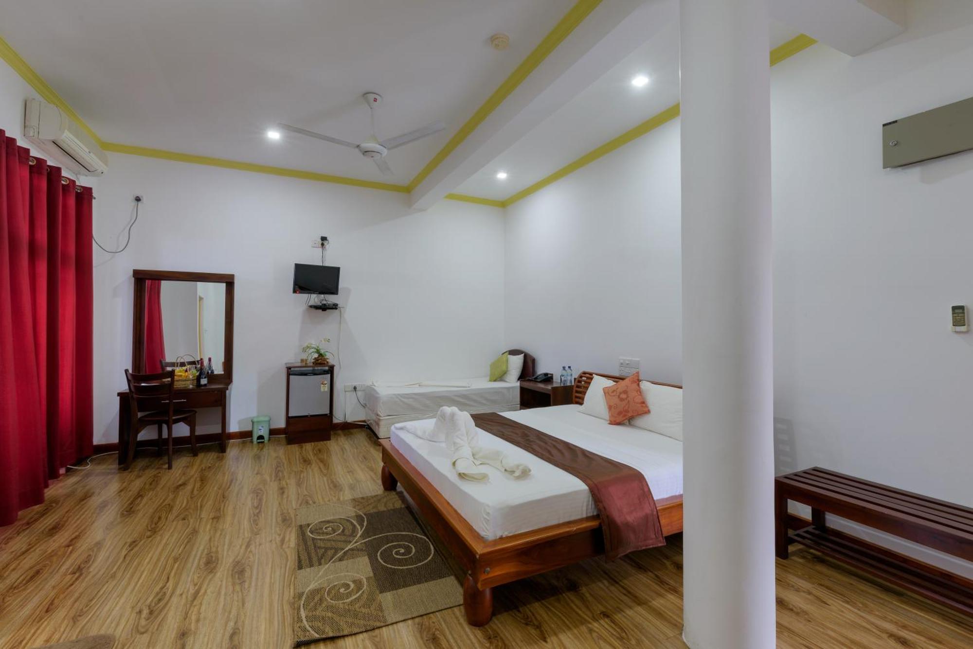 Hotel Sobana Lake Front Udawalawe Kültér fotó