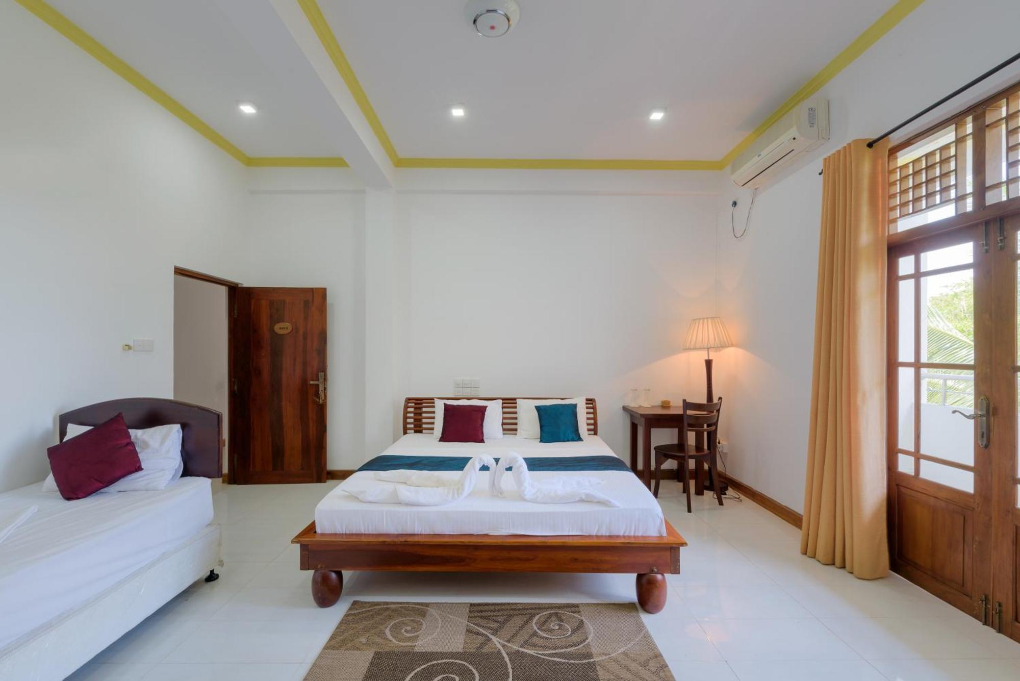 Hotel Sobana Lake Front Udawalawe Kültér fotó
