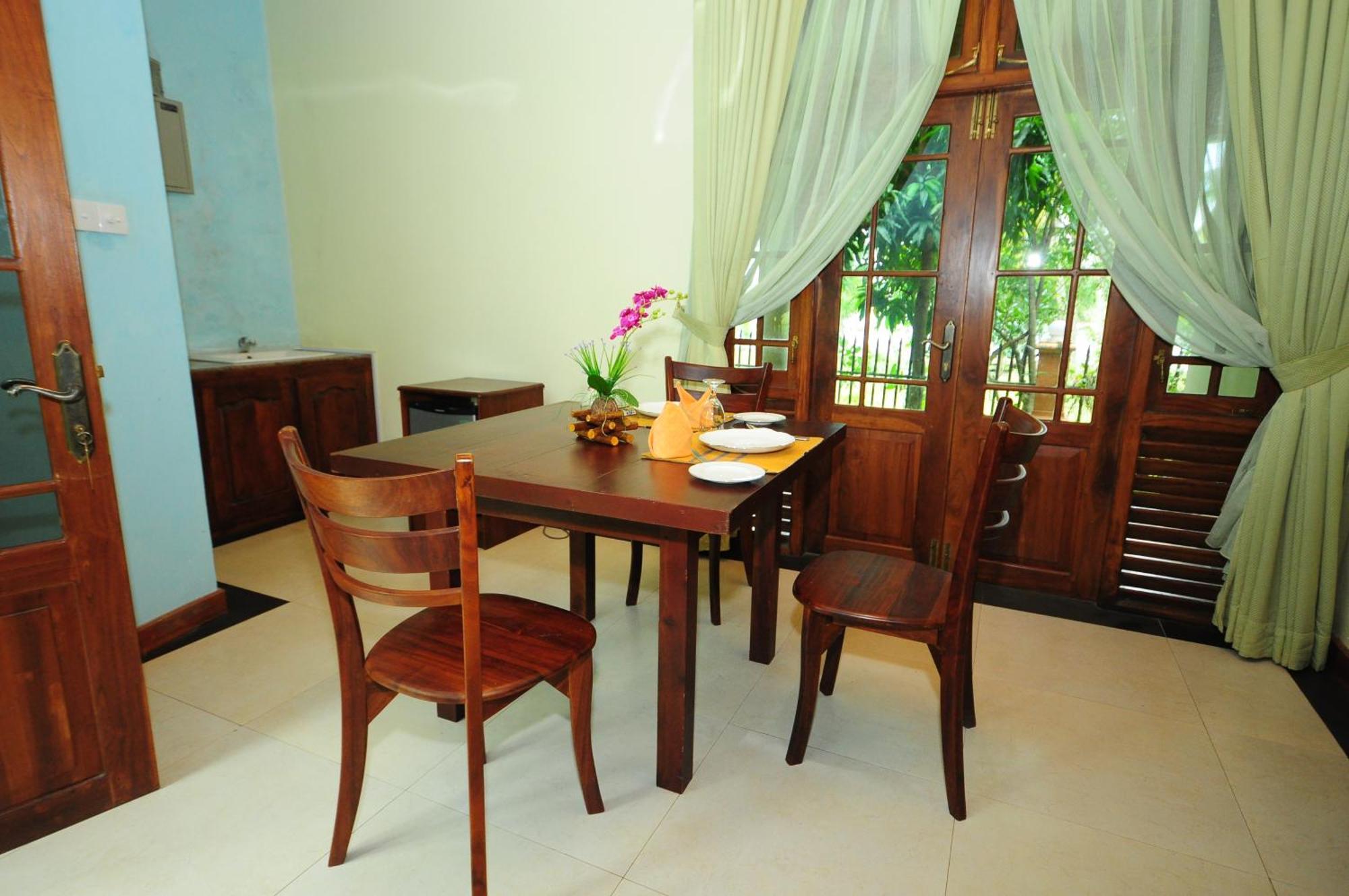 Hotel Sobana Lake Front Udawalawe Kültér fotó