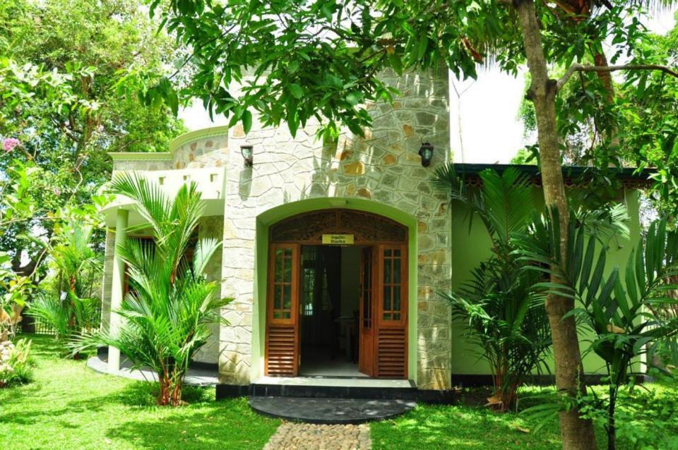 Hotel Sobana Lake Front Udawalawe Kültér fotó