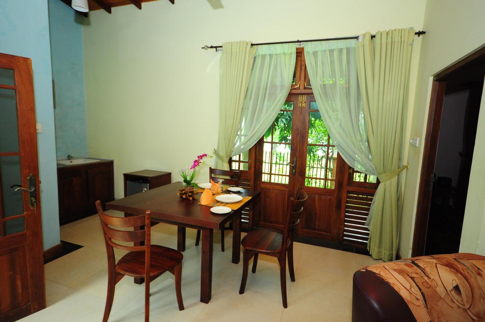 Hotel Sobana Lake Front Udawalawe Kültér fotó