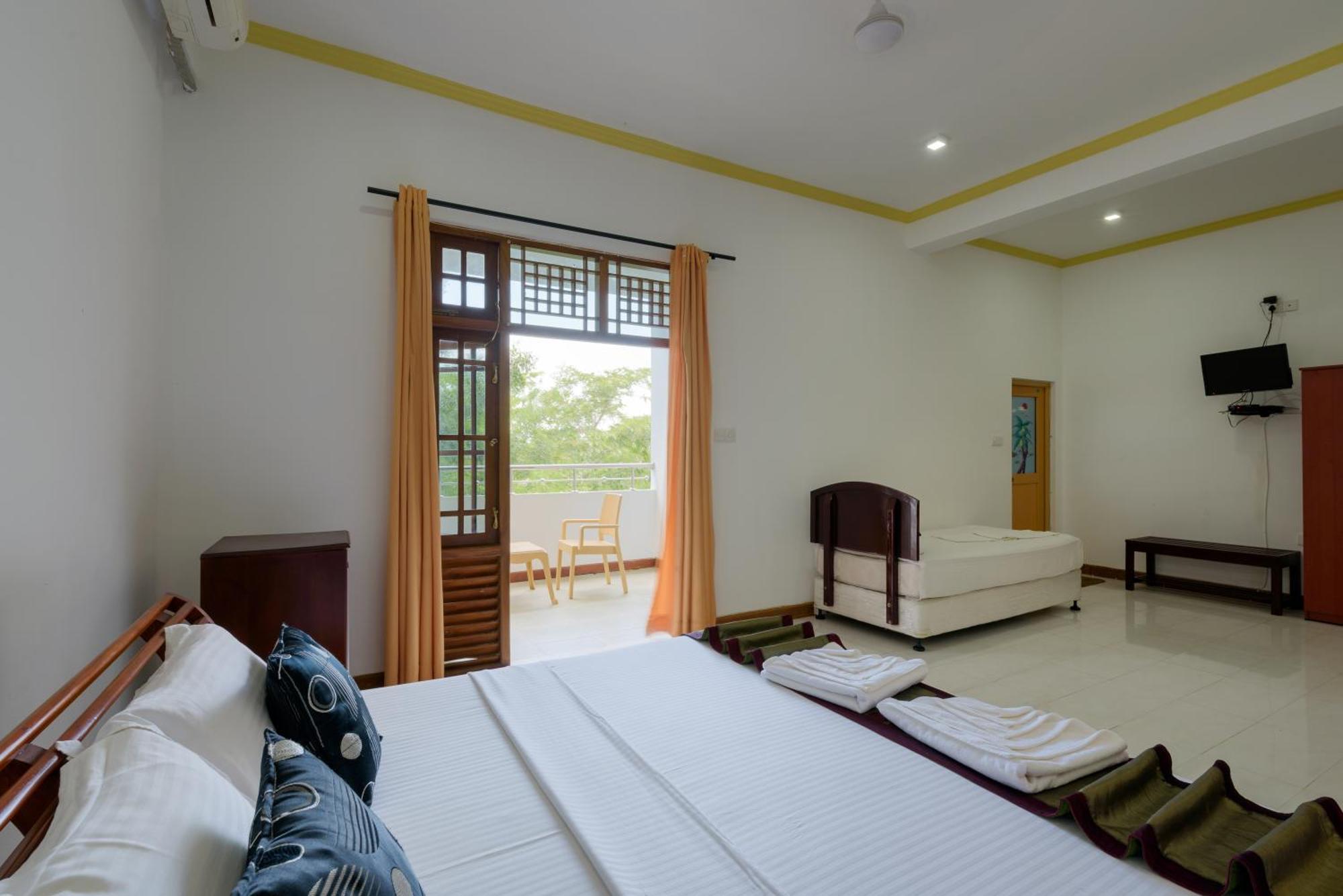 Hotel Sobana Lake Front Udawalawe Kültér fotó