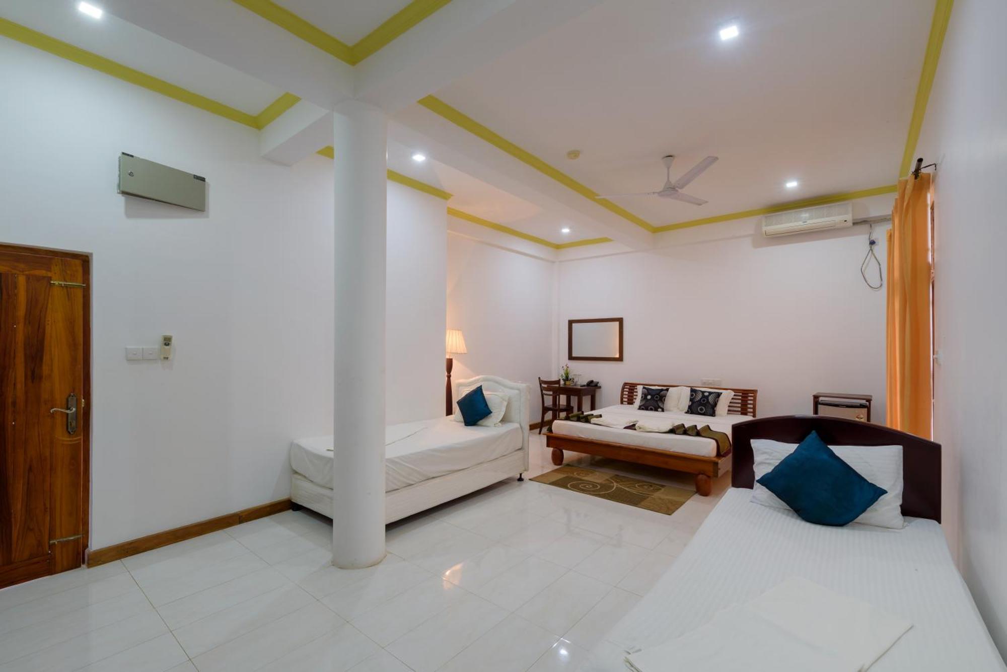 Hotel Sobana Lake Front Udawalawe Kültér fotó