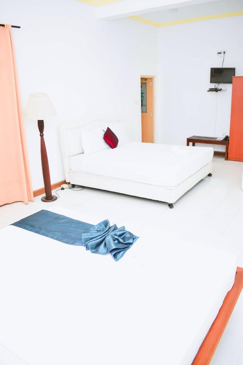 Hotel Sobana Lake Front Udawalawe Kültér fotó