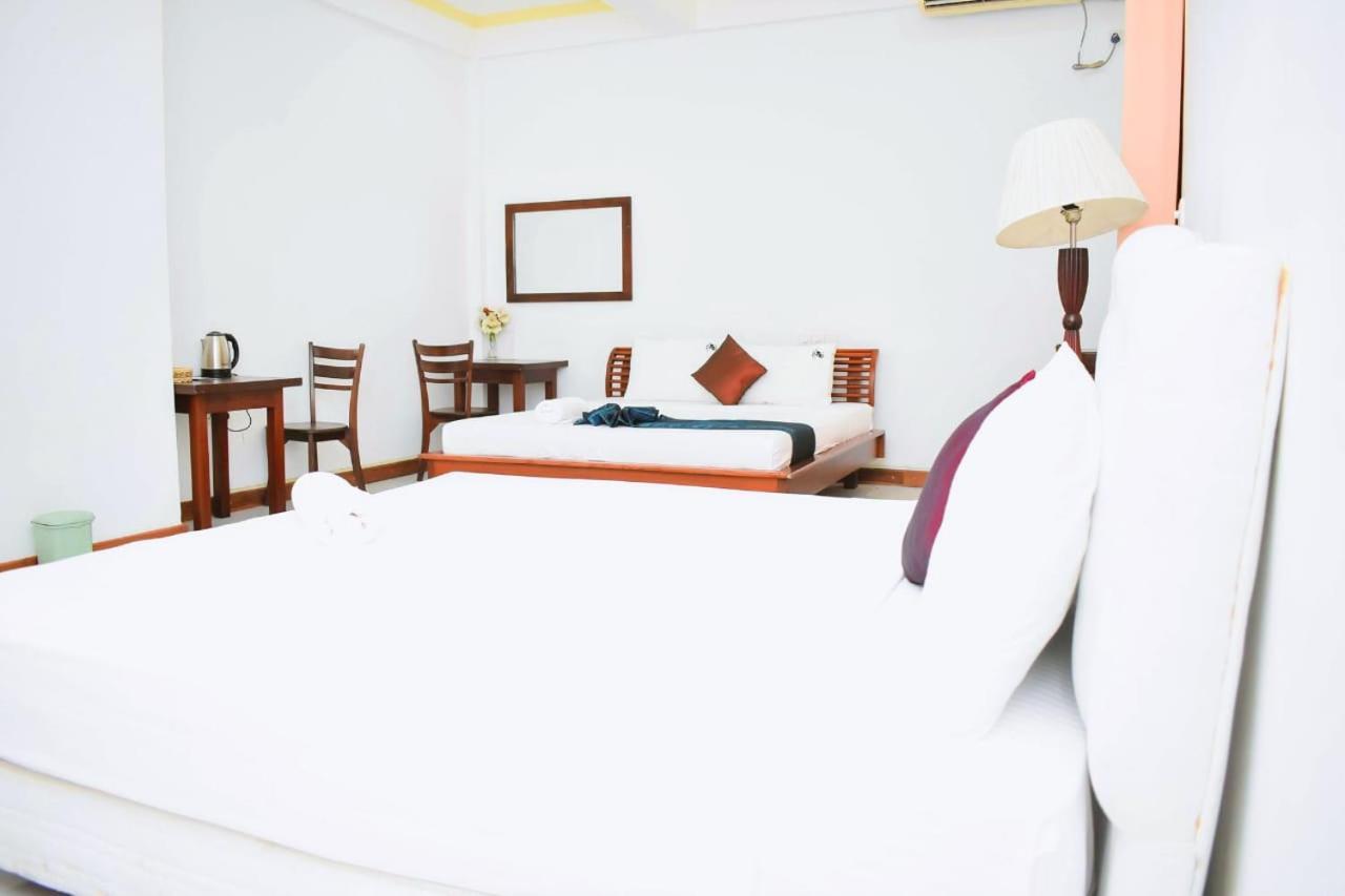 Hotel Sobana Lake Front Udawalawe Kültér fotó