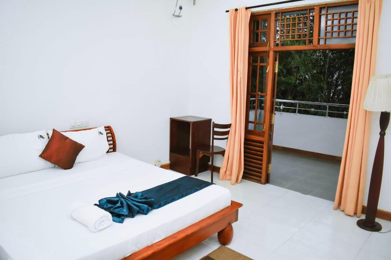 Hotel Sobana Lake Front Udawalawe Kültér fotó
