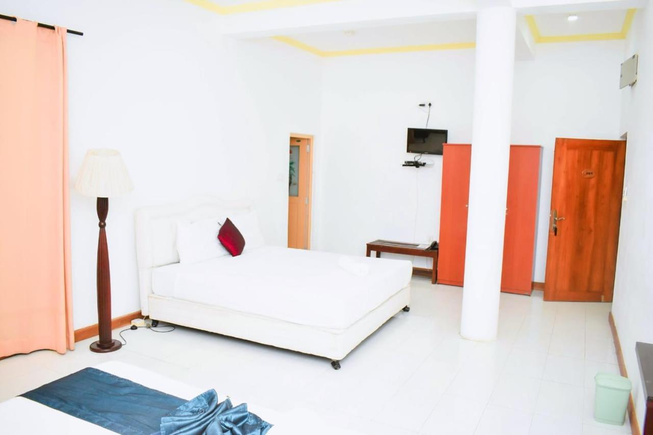 Hotel Sobana Lake Front Udawalawe Kültér fotó