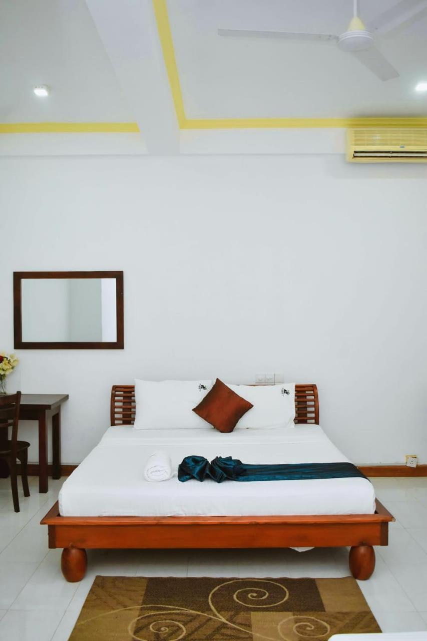 Hotel Sobana Lake Front Udawalawe Kültér fotó