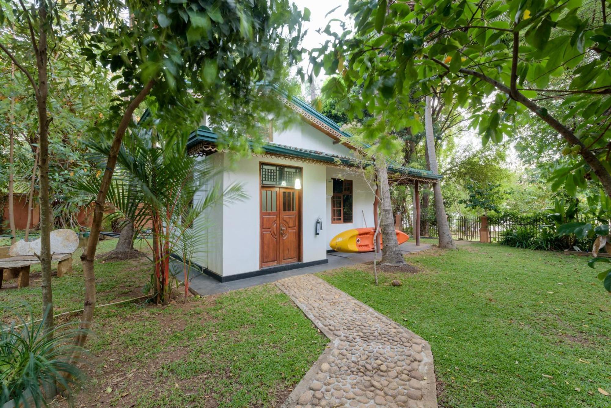 Hotel Sobana Lake Front Udawalawe Kültér fotó