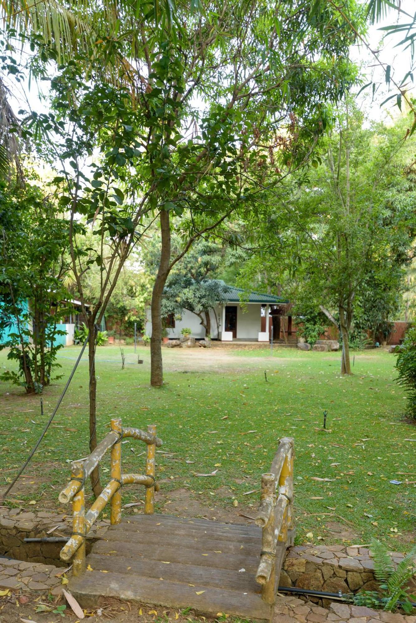 Hotel Sobana Lake Front Udawalawe Kültér fotó