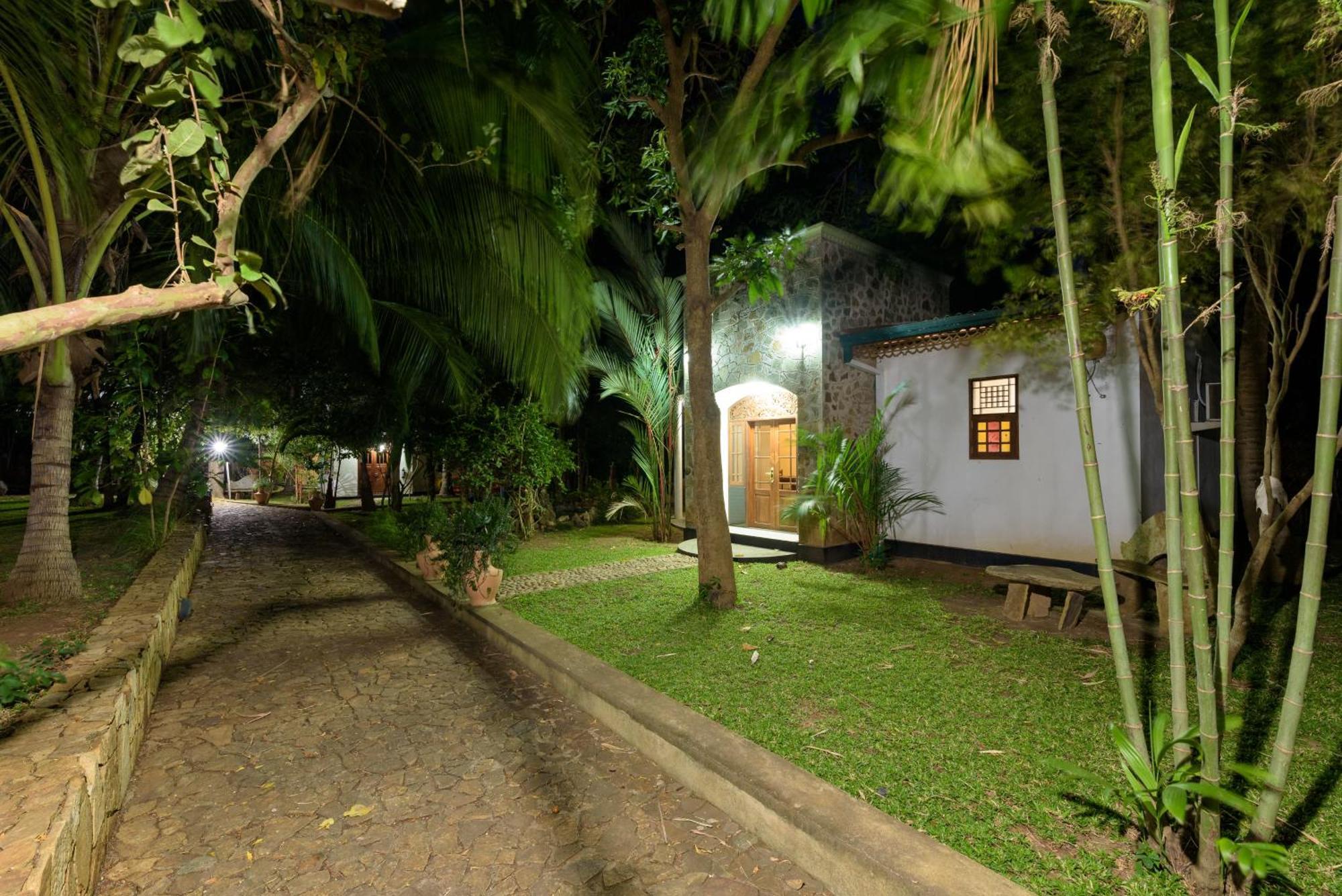 Hotel Sobana Lake Front Udawalawe Kültér fotó