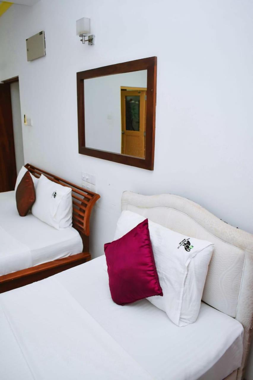 Hotel Sobana Lake Front Udawalawe Kültér fotó