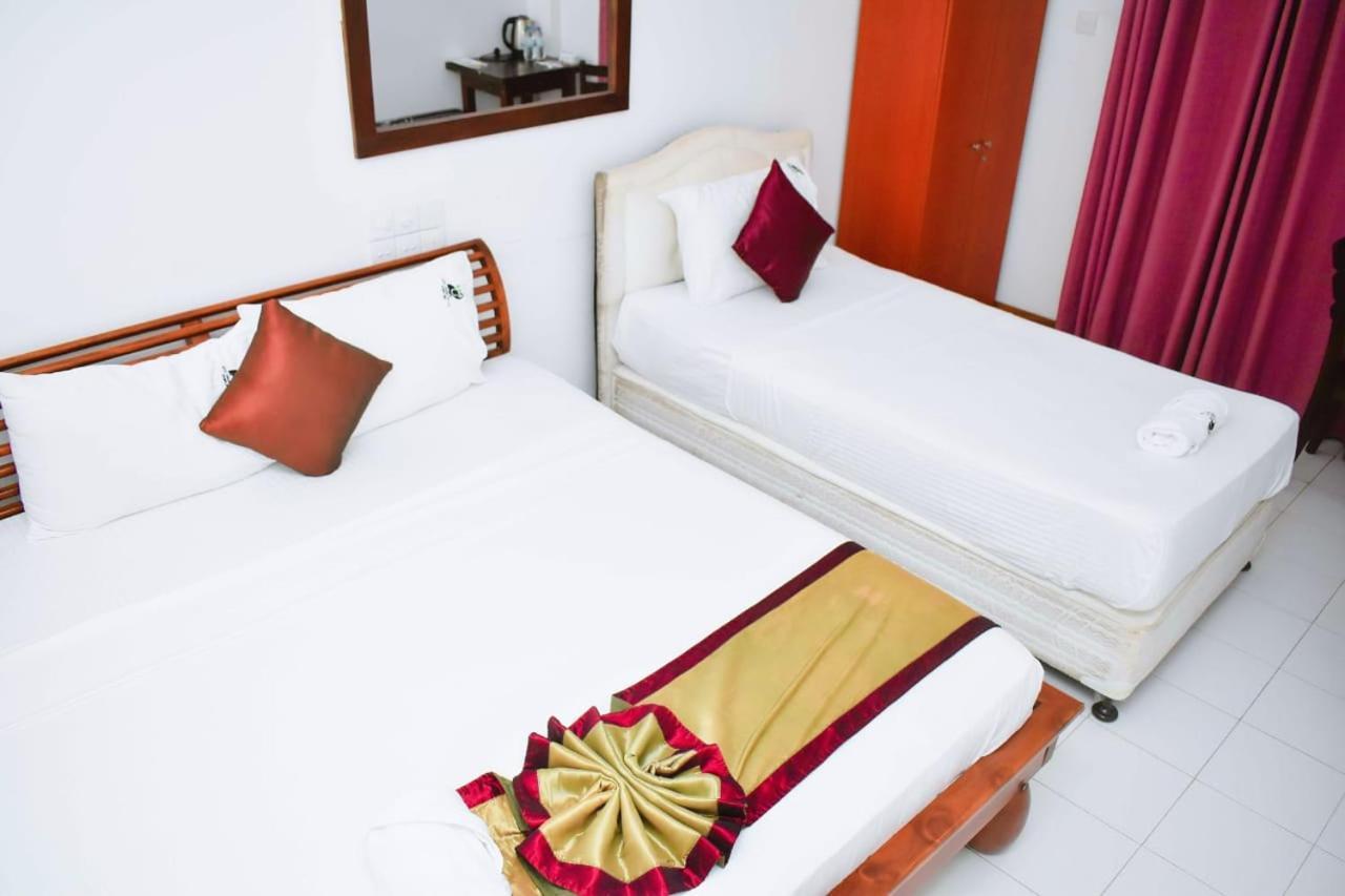 Hotel Sobana Lake Front Udawalawe Kültér fotó