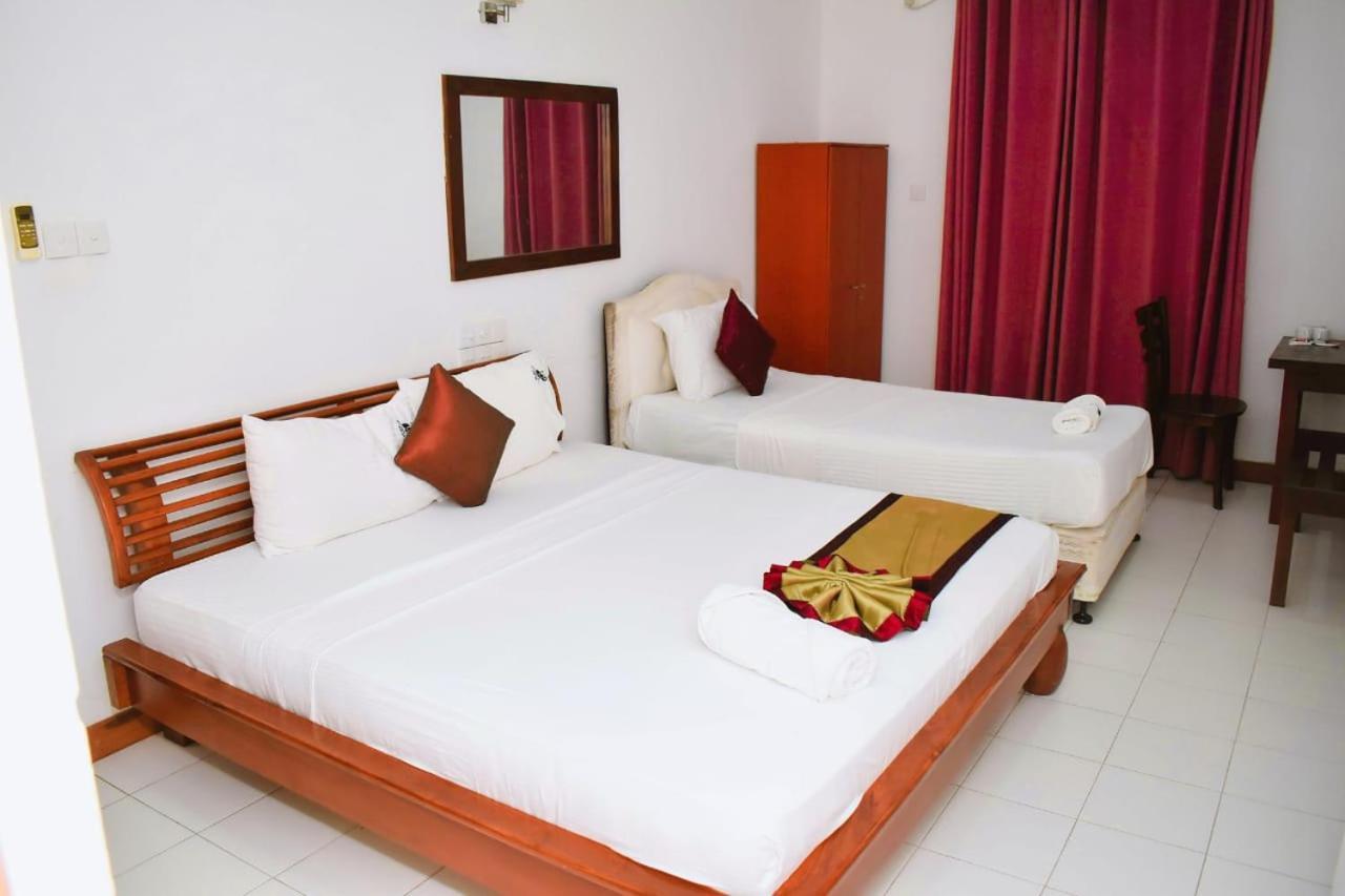 Hotel Sobana Lake Front Udawalawe Kültér fotó