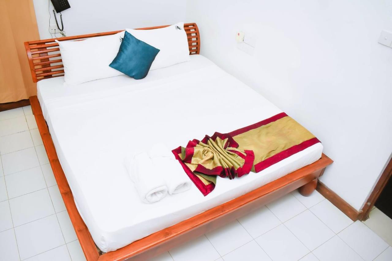 Hotel Sobana Lake Front Udawalawe Kültér fotó