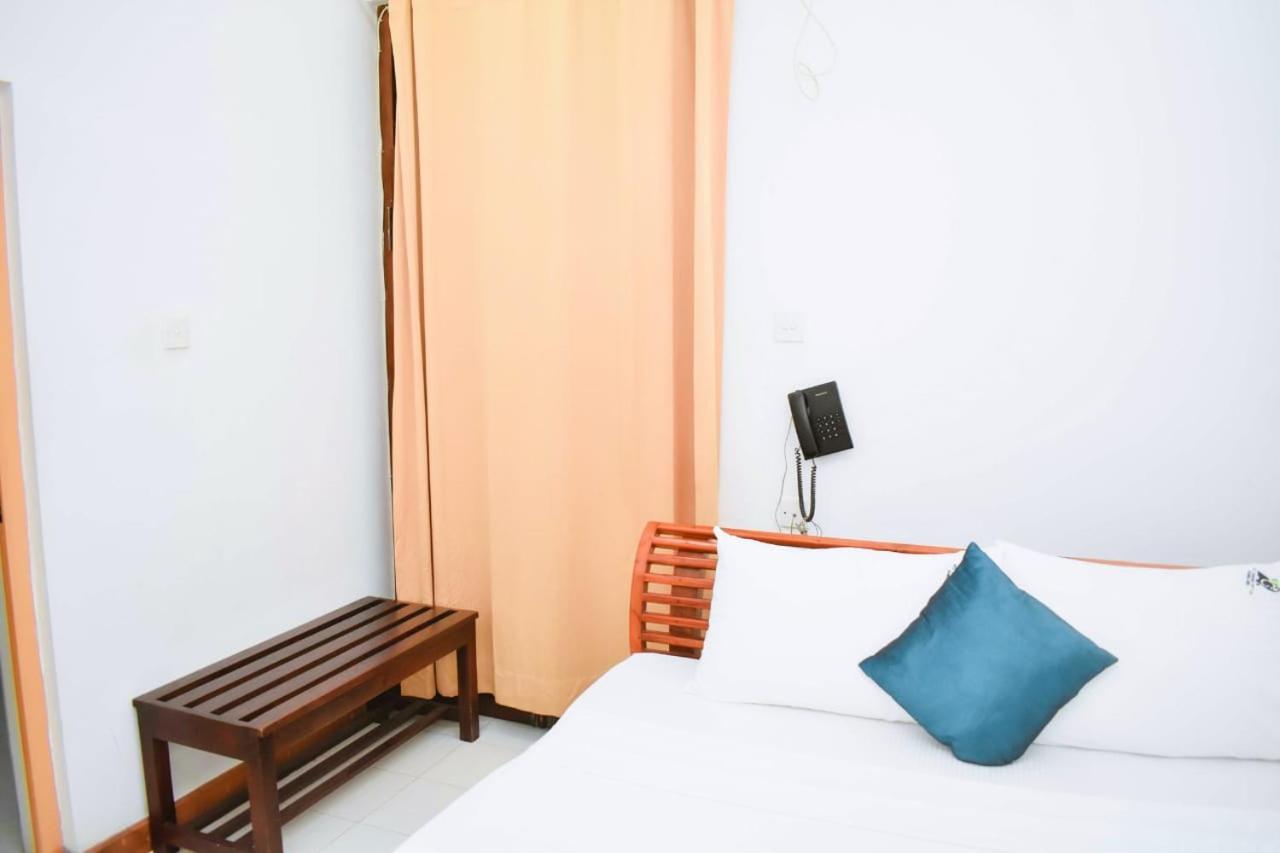 Hotel Sobana Lake Front Udawalawe Kültér fotó