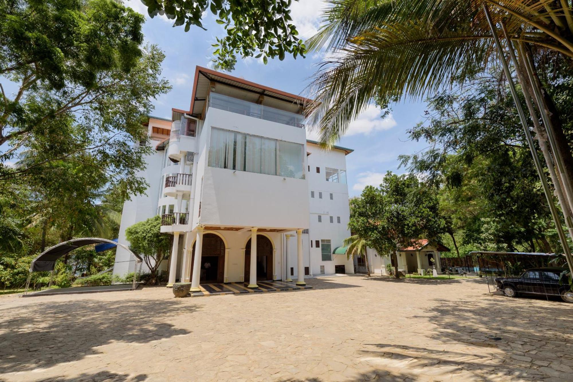 Hotel Sobana Lake Front Udawalawe Kültér fotó