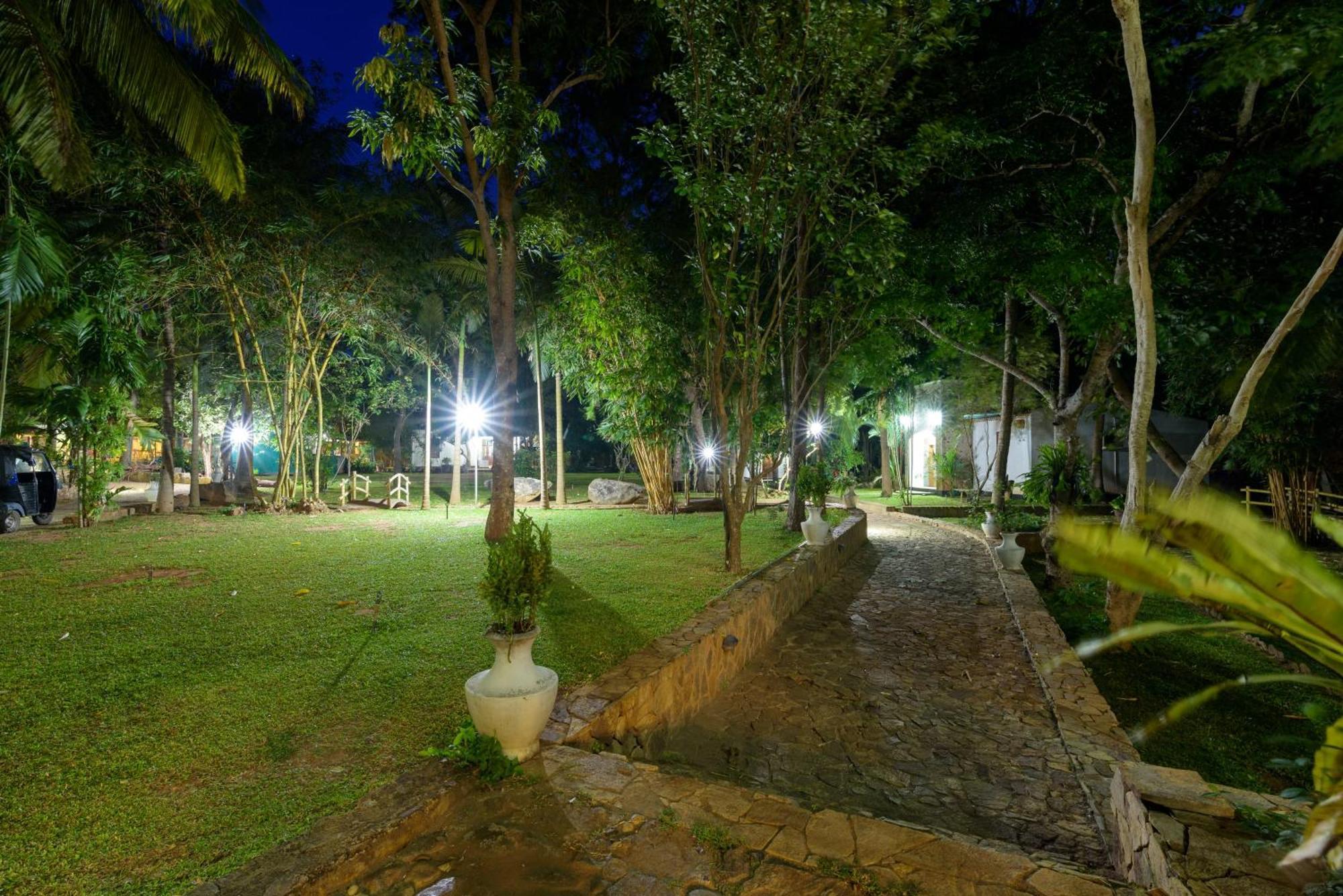 Hotel Sobana Lake Front Udawalawe Kültér fotó