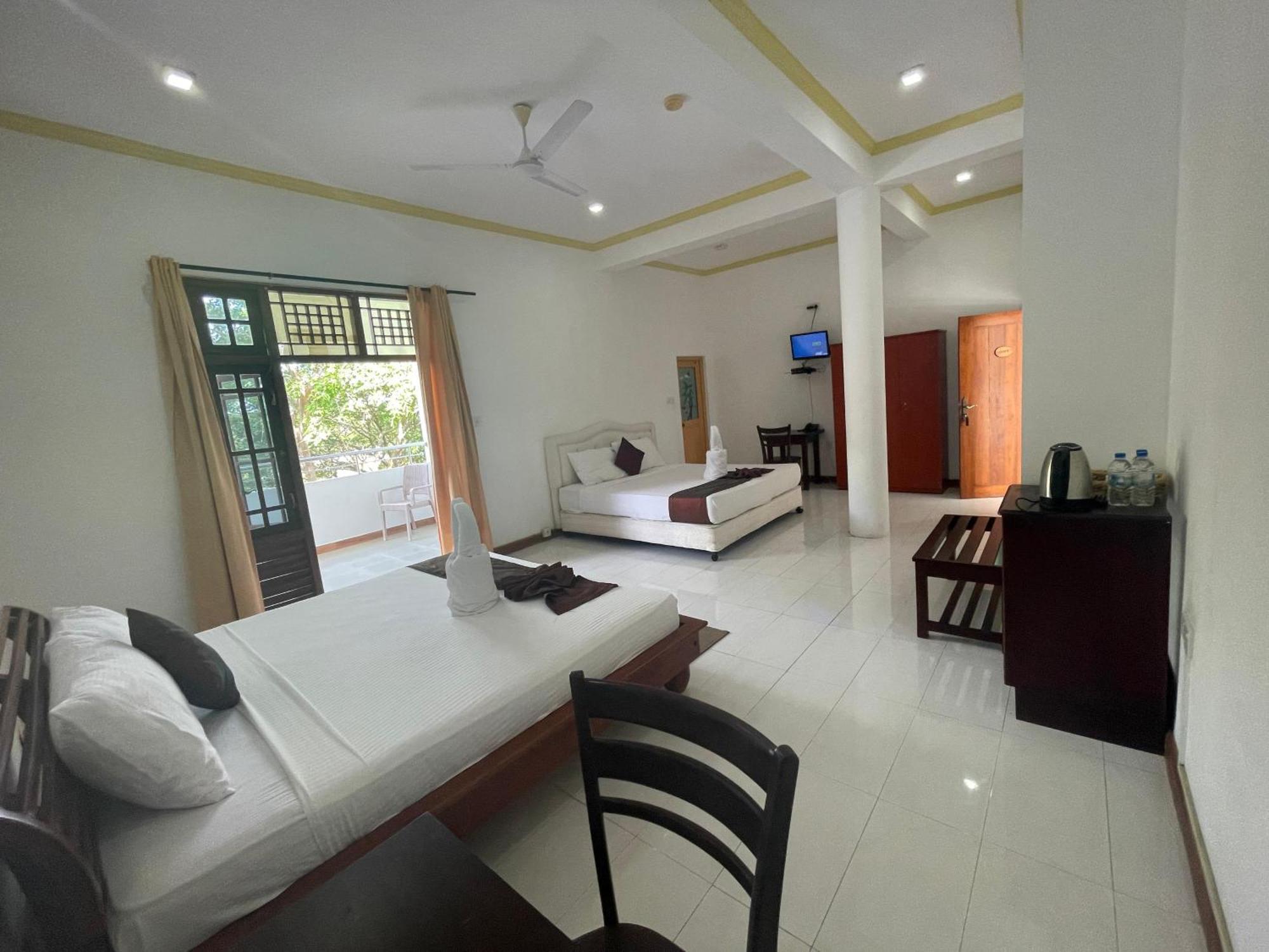 Hotel Sobana Lake Front Udawalawe Kültér fotó