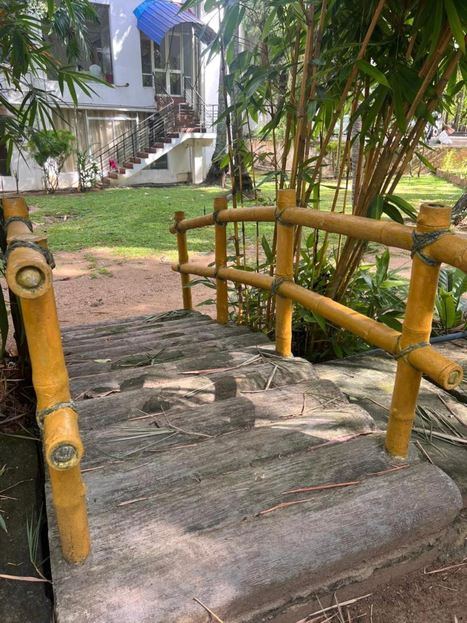 Hotel Sobana Lake Front Udawalawe Kültér fotó
