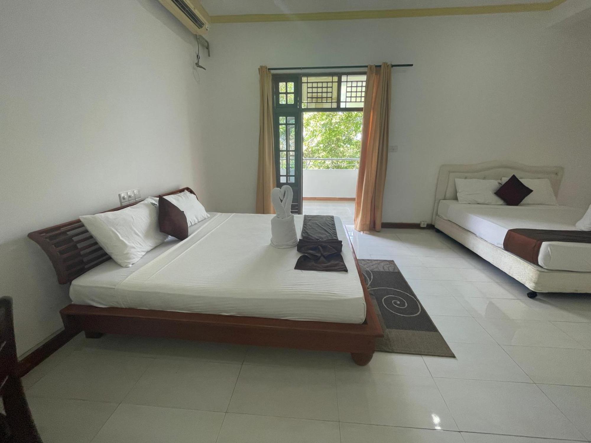 Hotel Sobana Lake Front Udawalawe Kültér fotó