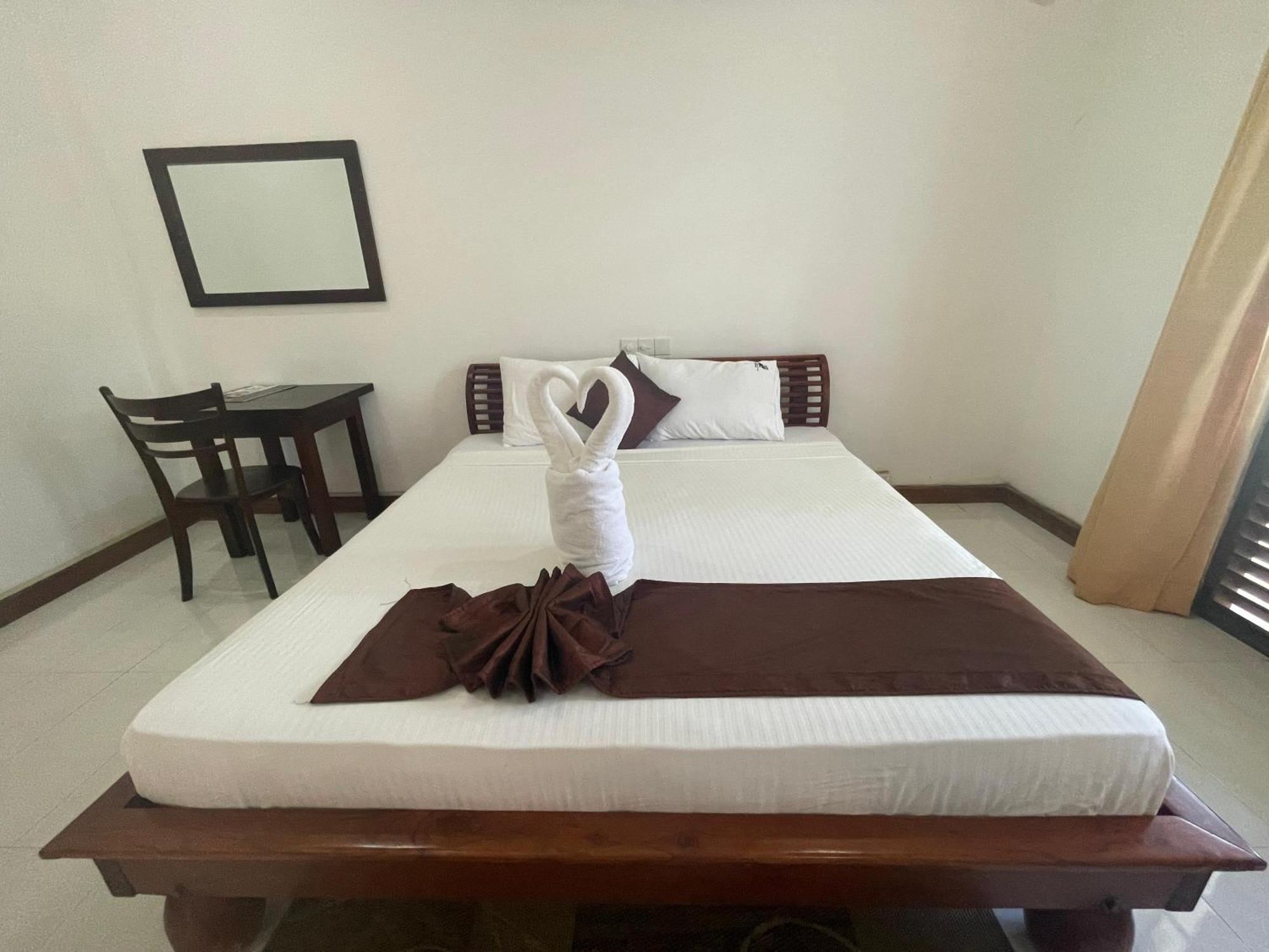 Hotel Sobana Lake Front Udawalawe Kültér fotó